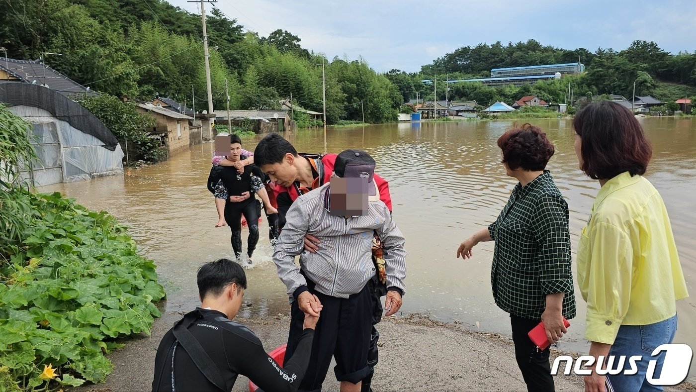 본문 이미지 - 24일 오전 9시57분쯤 전남 영광군 군남면의 한 주택 인근이 침수돼 소방당국이 주민을 구조하고 있다.(전남소방본부 제공) 2023.7.24/뉴스1 ⓒ News1 
