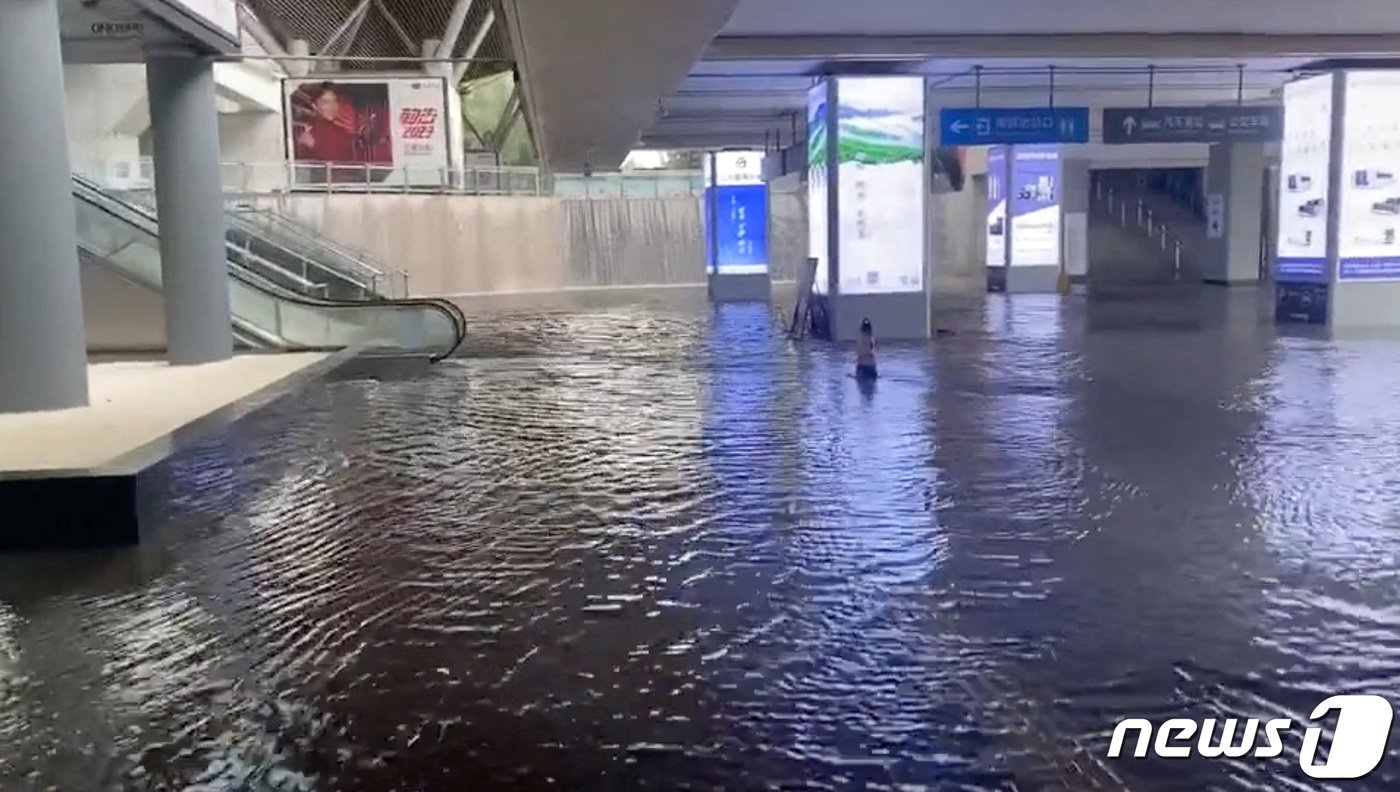 본문 이미지 - 중국 동부 장쑤성 우시의 침수 모습 ⓒ 로이터=뉴스1