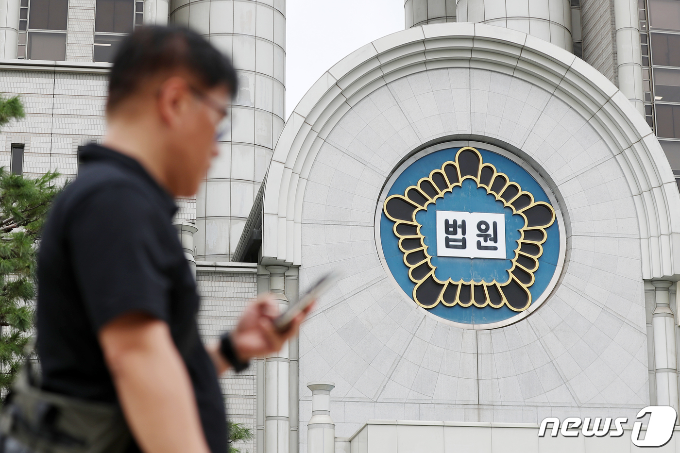 (서울=뉴스1) 민경석 기자 = 전국 법원이 24일부터 2주간 하계 휴정기에 들어간다.법조계에 따르면 전국 최대 규모인 서울중앙지법·서울고법 등 대다수 법원이 내달 4일까지 휴정한 …