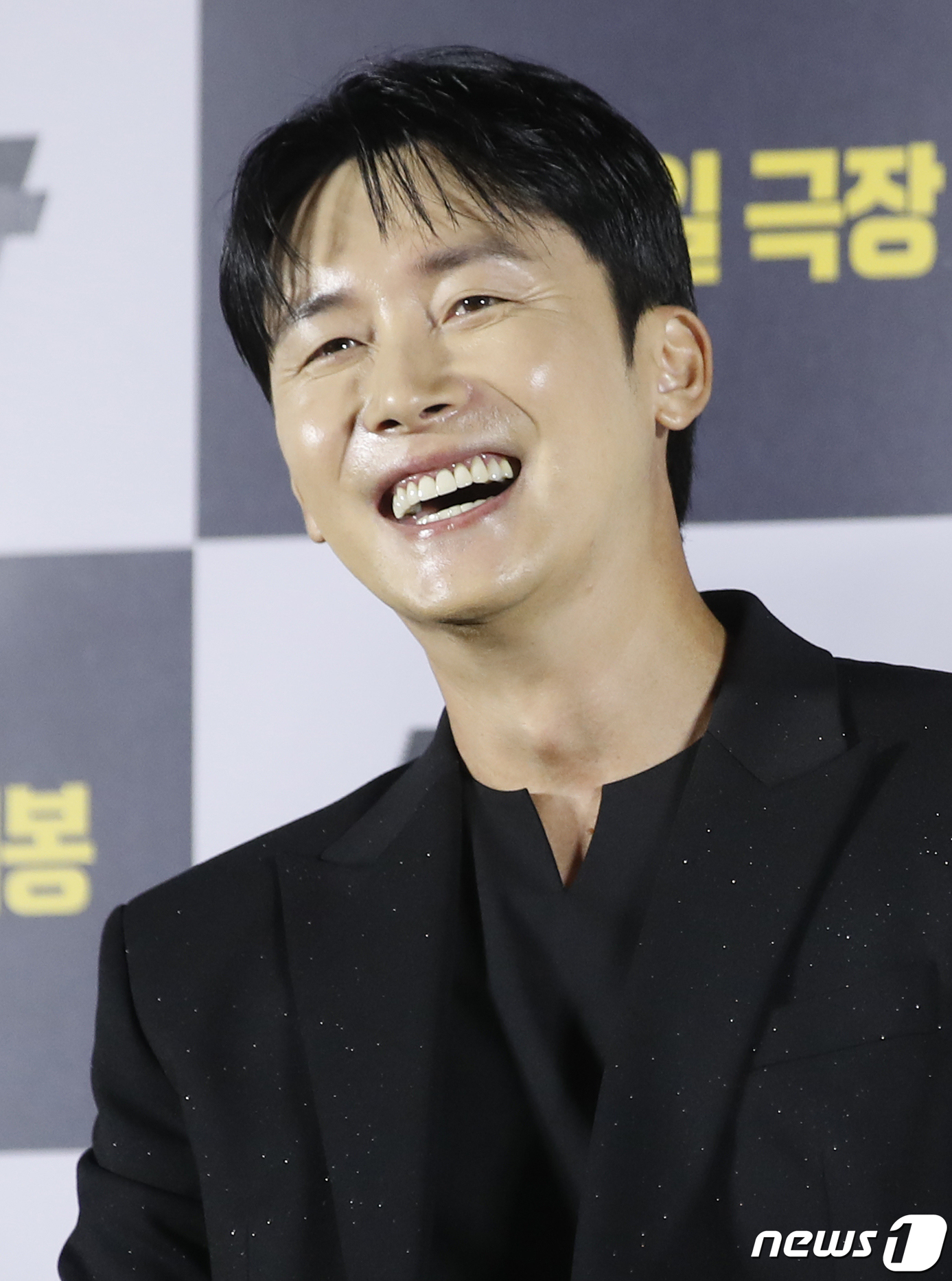 (서울=뉴스1) 권현진 기자 = 배우 김준한이 24일 서울 용산구 CGV용산아이파크몰에서 열린 영화 '보호자‘(감독 정우성) 제작보고회에서 미소를 짓고 있다.'보호자'는 10년 만 …