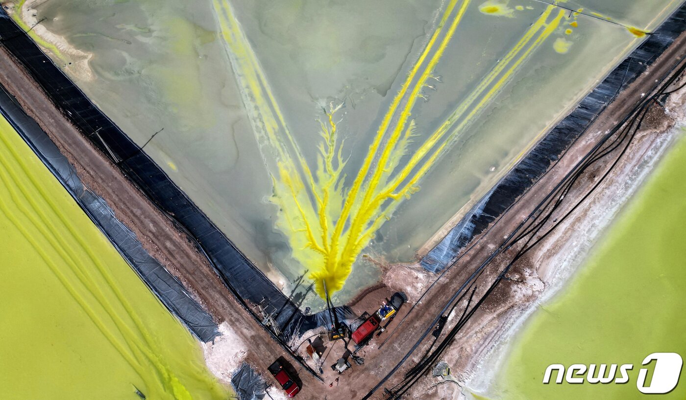 본문 이미지 - 칠레 안토파가스타 지역 아타카마 염호 SQM 리튬 광산 조경&#40;자료사진&#41; 2023.05.03/ ⓒ 로이터=뉴스1 ⓒ News1 윤주영 기자