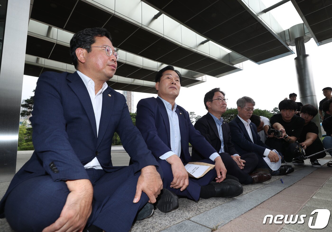 본문 이미지 - 24일 오전 경기 수원시 영통구 수원지방검찰청에서 더불어민주당 의원들이 검찰의 반인권적, 조작 수사 및 거짓 언론플레이 관련해 항의 방문을 한 뒤 수원지검장과 면담을 요구하며 야외 농성을 벌이고 있다. 왼쪽부터 김승원 당 법률위원장, 주철현 당 인권위원장, 박범계 당 정치탄압대책위원장, 민형배 당 인권위 상임고문. 2023.7.24/뉴스1 ⓒ News1 김영운 기자