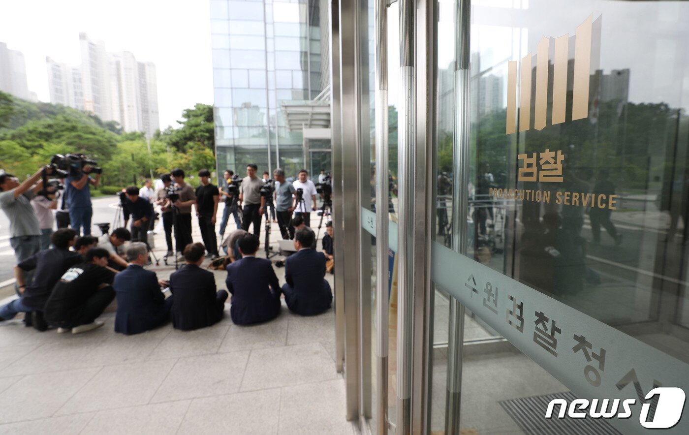 본문 이미지 - 24일 오전 경기 수원시 영통구 수원지방검찰청에서 더불어민주당 의원들이 검찰의 반인권적, 조작 수사 및 거짓 언론플레이 관련해 항의 방문을 한 뒤 수원지검장과 면담을 요구하며 야외 농성을 벌이고 있다. 왼쪽부터 민형배 당 인권위 상임고문, 박범계 당 정치탄압대책위원장, 주철현 당 인권위원장, 김승원 당 법률위원장. 2023.7.24/뉴스1 ⓒ News1 김영운 기자
