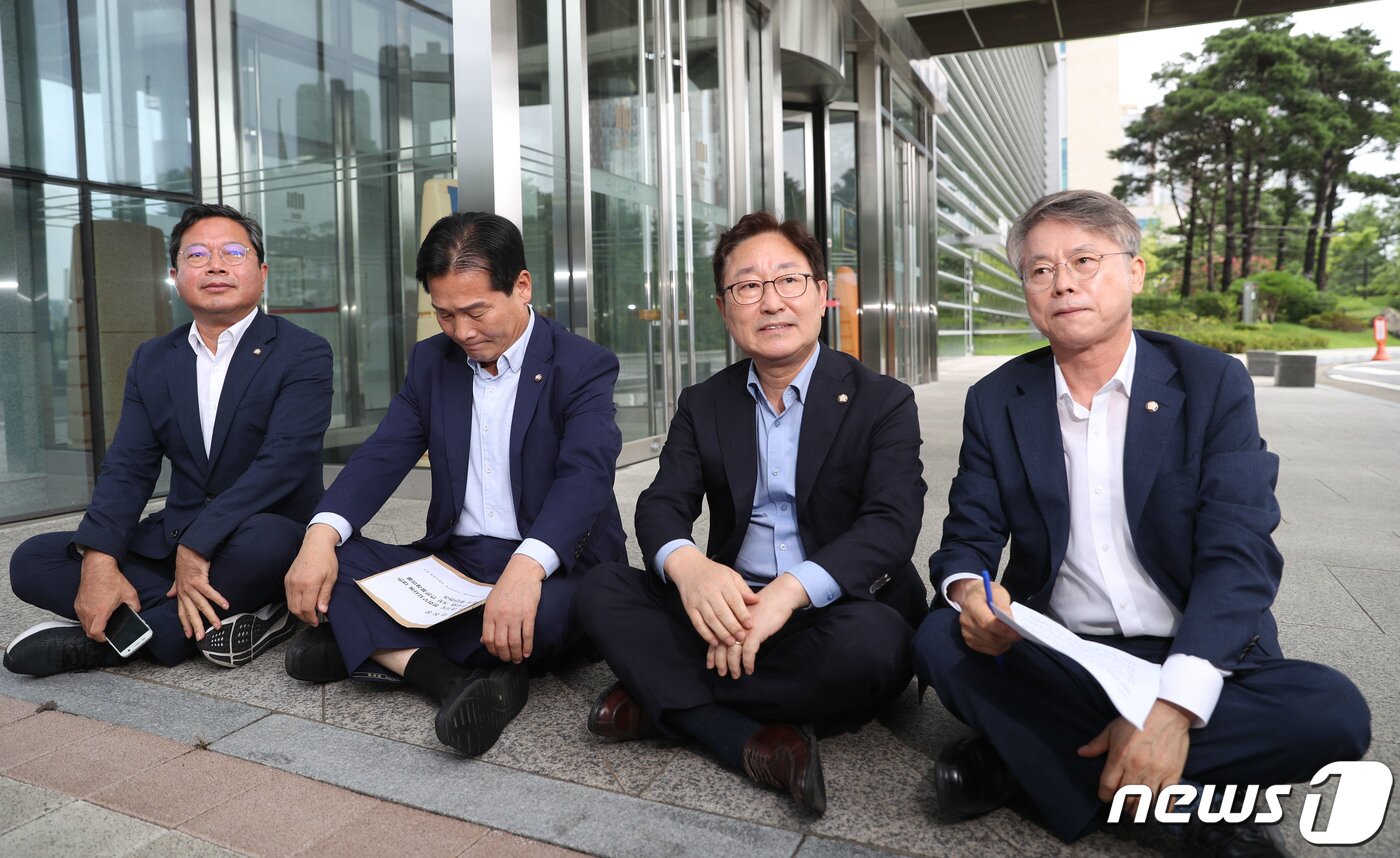 본문 이미지 - 24일 오전 경기 수원시 영통구 수원지방검찰청에서 더불어민주당 의원들이 검찰의 반인권적, 조작 수사 및 거짓 언론플레이 관련해 항의 방문을 한 뒤 수원지검장과 면담을 요구하며 야외 농성을 벌이고 있다. 왼쪽부터 김승원 법률위원장, 주철현 인권위원장, 박범계 정치탄압대책위원장, 민형배 인권위 상임고문. 2023.7.24/뉴스1 ⓒ News1 김영운 기자