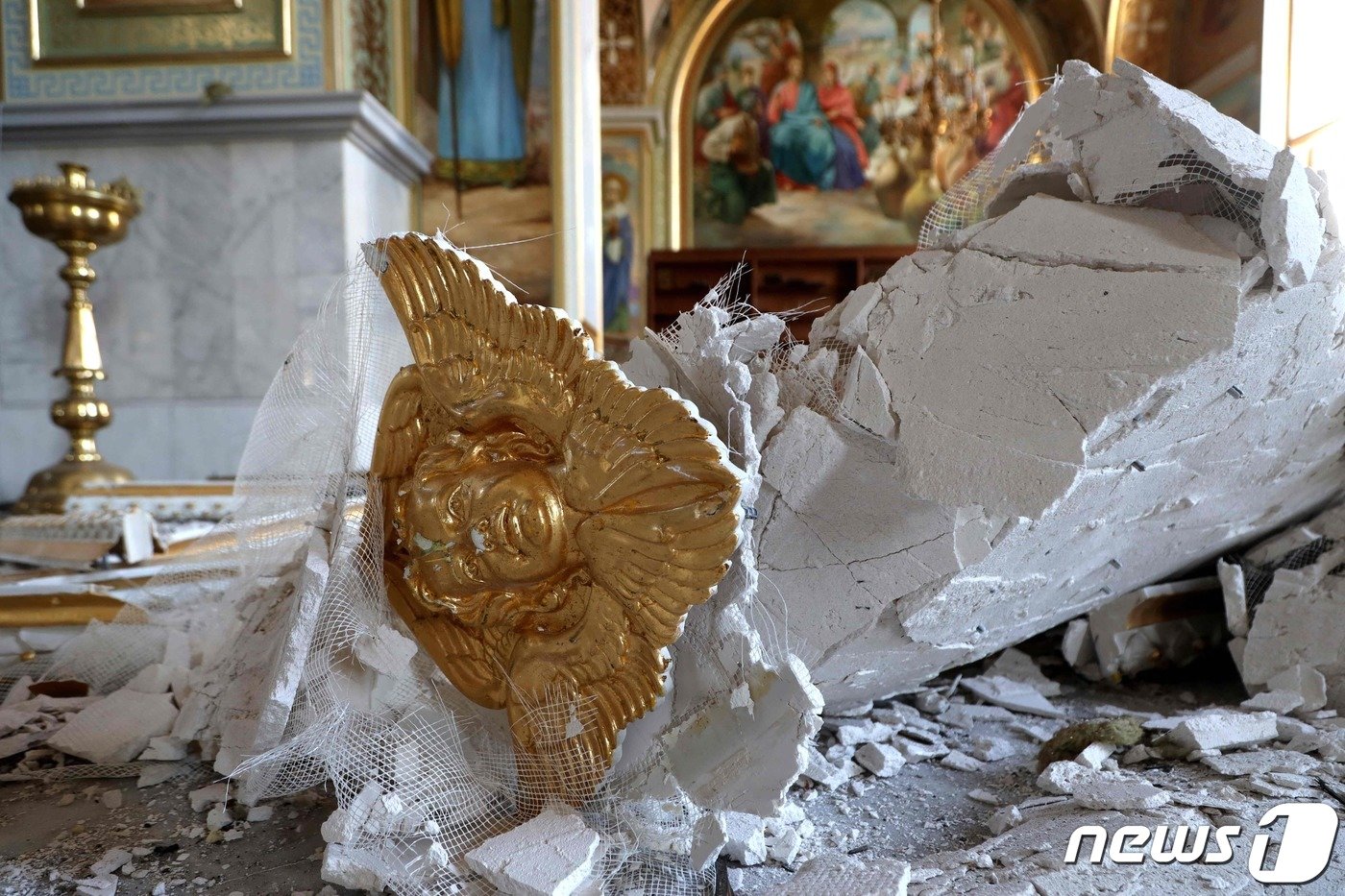 본문 이미지 - 23일 (현지시간) 우크라이나 오데사에서 러시아 군의 미사일 포격을 받아 박살 난 성당의 모습이 보인다. 2023.7.24 ⓒ AFP=뉴스1 ⓒ News1 우동명 기자