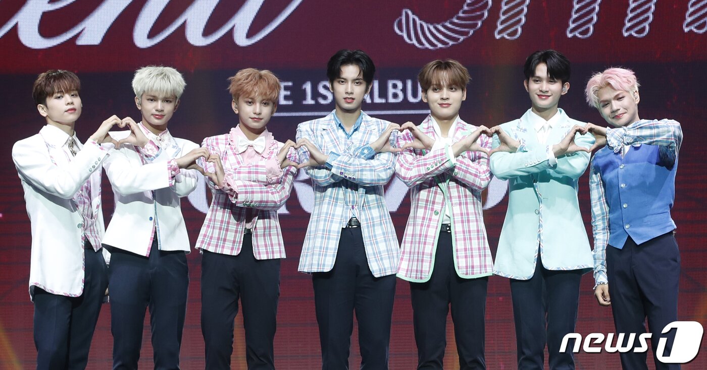 본문 이미지 - 그룹 호라이즌(HORI7ON)이 24일 서울 송파구 올림픽공원에서 열린 정규 1집 '프렌드-십‘(Friend-SHIP) 발매 기념 쇼케이스에서 포즈를 취하고 있다. 2023.7.24/뉴스1 ⓒ News1 권현진 기자
