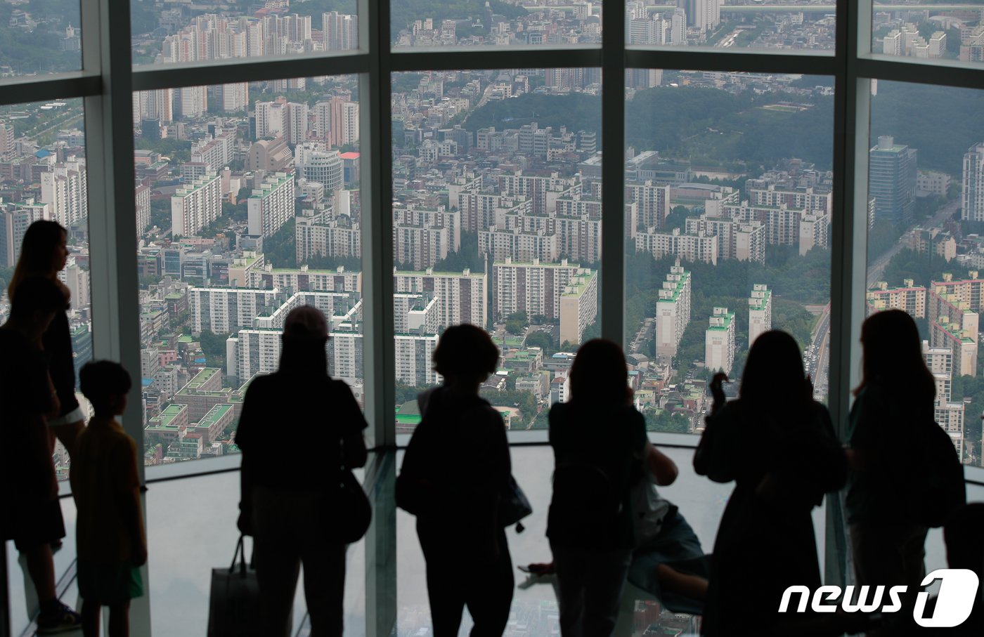 본문 이미지 - 24일 서울 송파구 롯데월드타워 서울스카이에서 시내 아파트 단지가 보이고 있다. 2023.7.24/뉴스1 ⓒ News1 안은나 기자