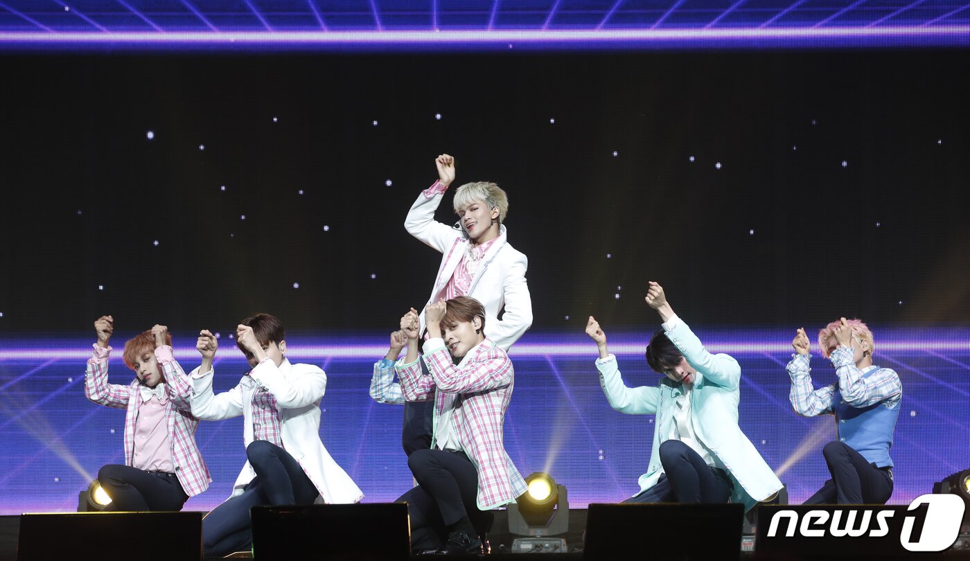 본문 이미지 - 그룹 호라이즌(HORI7ON) 제로미가 24일 서울 송파구 올림픽공원에서 가진 정규 1집 '프렌드-십‘(Friend-SHIP) 발매 기념 쇼케이스에서 신곡을 선보이고 있다. 2023.7.24/뉴스1 ⓒ News1 권현진 기자