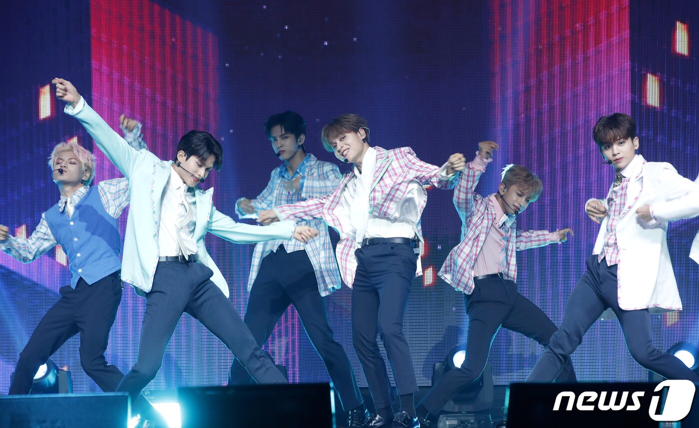 본문 이미지 - 그룹 호라이즌(HORI7ON)이 24일 서울 송파구 올림픽공원에서 가진 정규 1집 '프렌드-십‘(Friend-SHIP) 발매 기념 쇼케이스에서 신곡을 선보이고 있다. 2023.7.24/뉴스1 ⓒ News1 권현진 기자