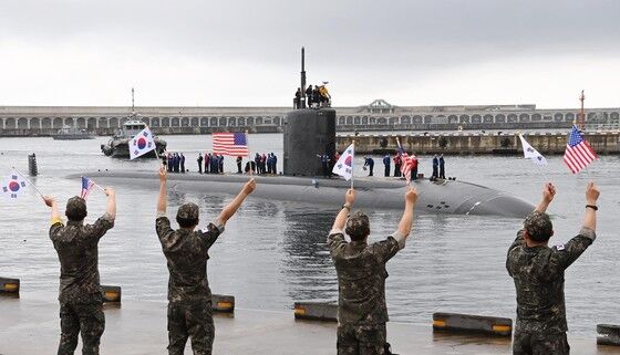 미국 해군의 로스엔젤레스(LA)급 핵추진잠수함 '아나폴리스'(SSN-760)가 24일 오전 제주해군기지에 입항하고 있다.(해군 제공)