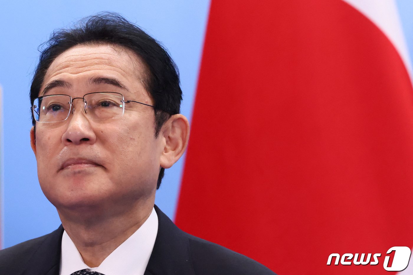 본문 이미지 - 12일(현지시각) 리투아니아 빌뉴스에서 열린 나토 정상회담에서 기시다 후미오(岸田文雄) 일본 총리가 옌스 스톨텐베르그 북대서양조약기구(NATO·나토) 사무총장과의 회담을 지켜보고 있다. 2023.07.12/ ⓒ 로이터=뉴스1 ⓒ News1 윤주영 기자