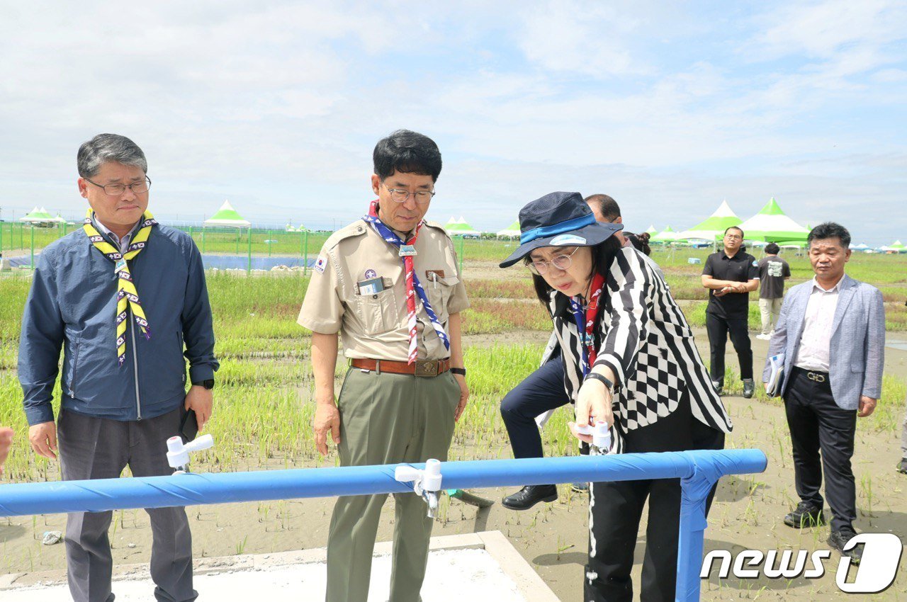 김현숙 여성가족부 장관이 24일 오후 전북 부안군 2023 새만금 세계 스카우트 잼버리 현장을 찾아 시설을 점검하고 있다. &#40;여성가족부 제공&#41; 2023.7.24/뉴스1