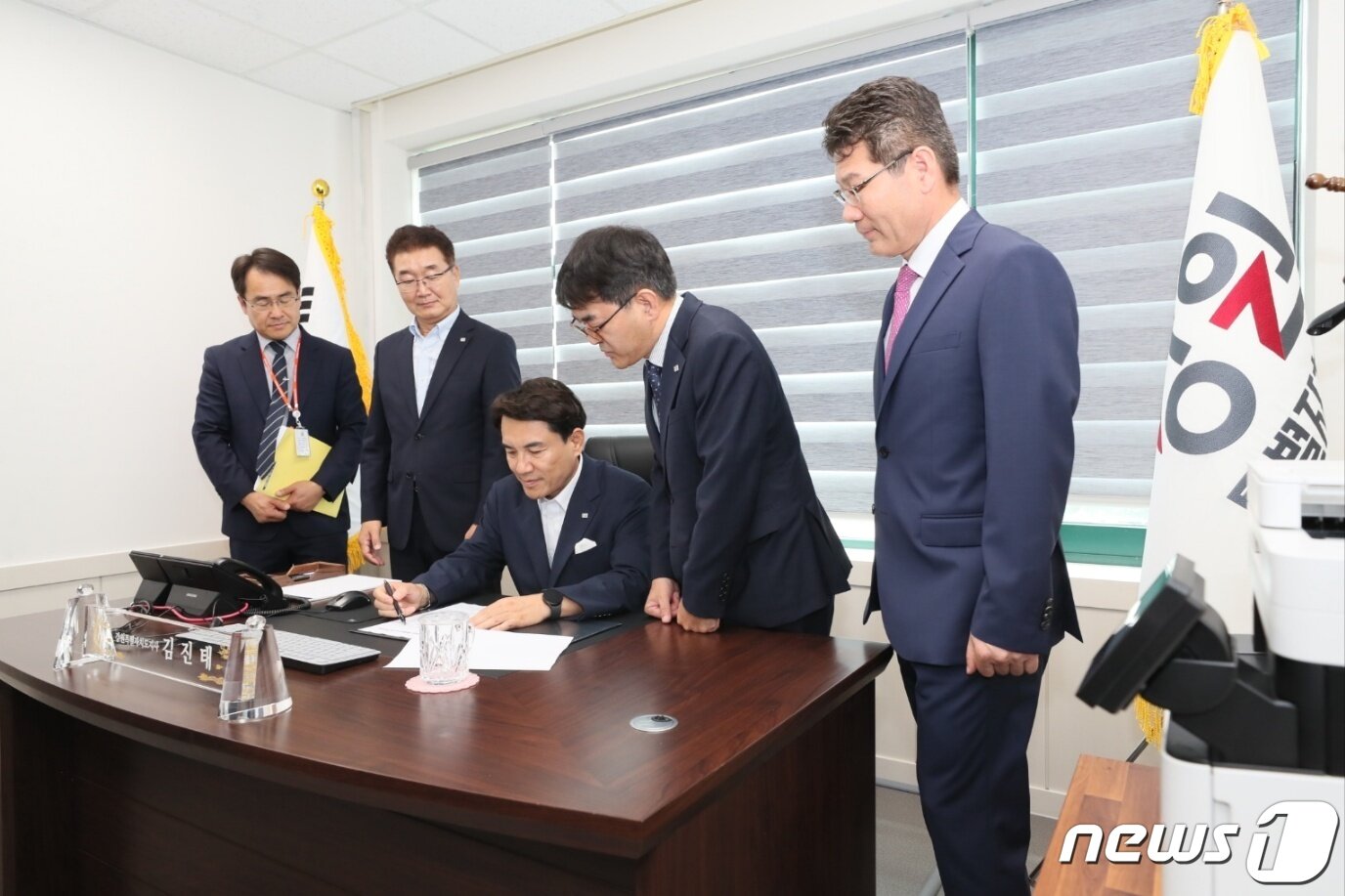 본문 이미지 - 김진태 강원특별자치도지사는 2청사 집무실에서 1호 결재로 ‘제2청사 비전 및 추진전략’을 결재했다.(강원특별자치도 제공) 2023.7.24/뉴스1
