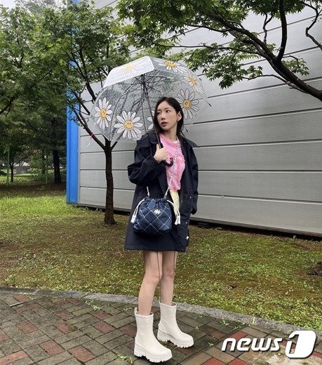 본문 이미지 - 가수 태연이 티피코시의 '포피 데님 퀼팅백'을 착용하고 있는 모습.(태연인스타그램)