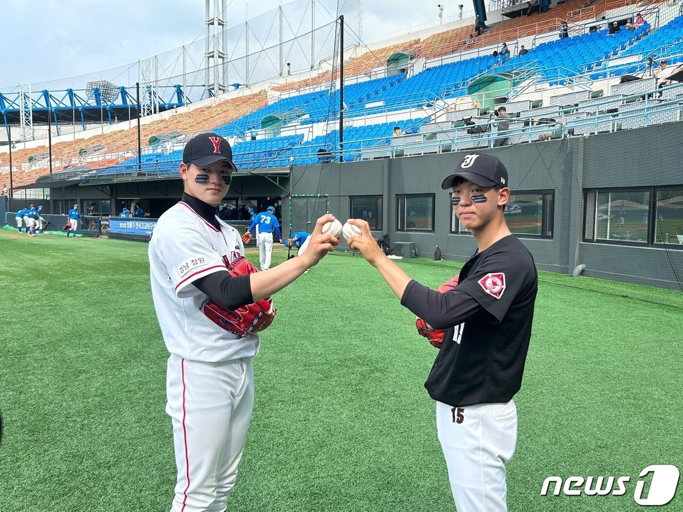 본문 이미지 -   24일 청룡기 8강 후 취재진 앞에서 함께 포즈를 취한 장현석(왼쪽)과 황준서. ⓒ News1 문대현 기자