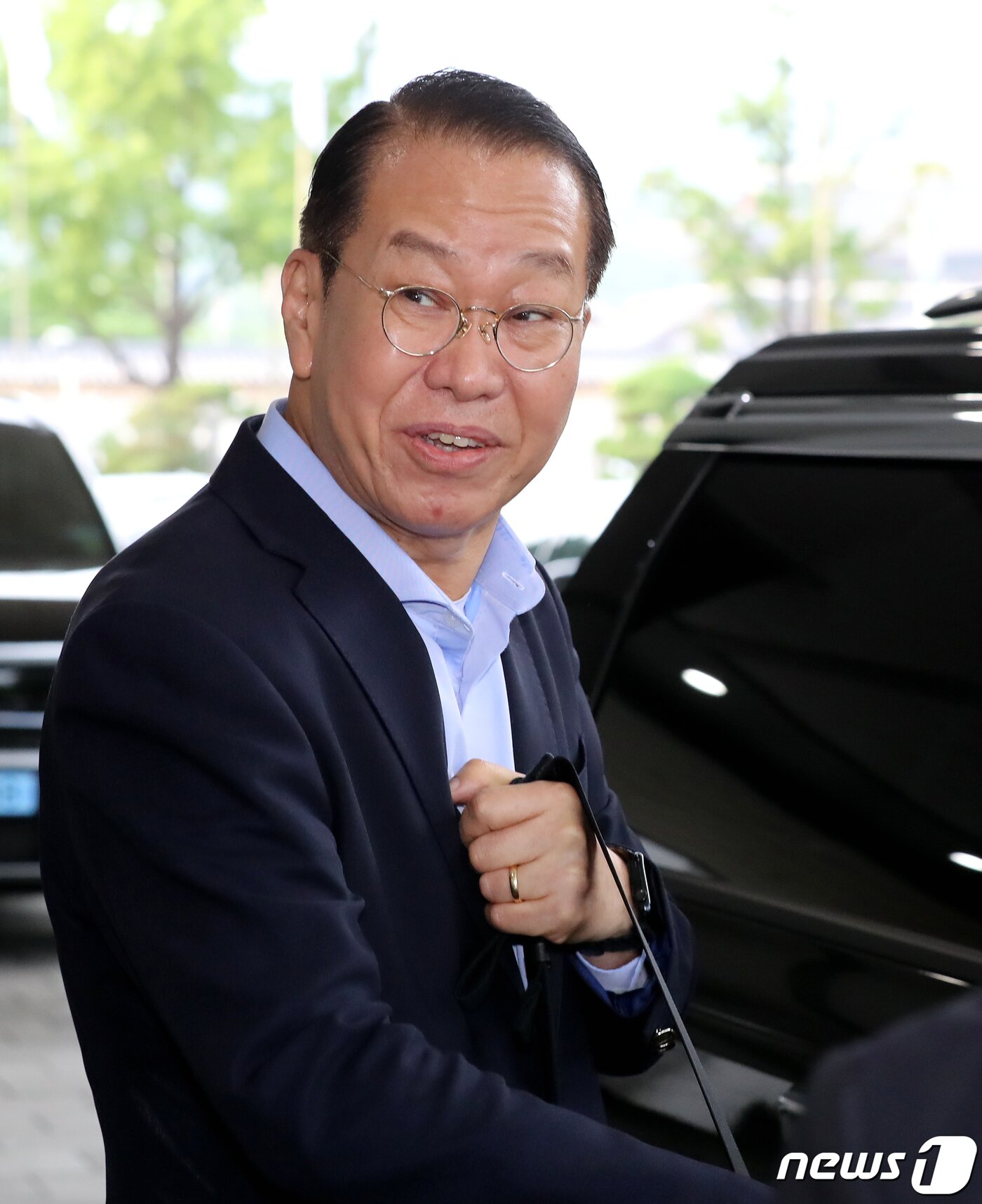 본문 이미지 - 권영세 통일부 장관이 24일 오후 서울 종로구 정부서울청사에서 퇴근 하고 있다. 2023.7.24/뉴스1 ⓒ News1 장수영 기자