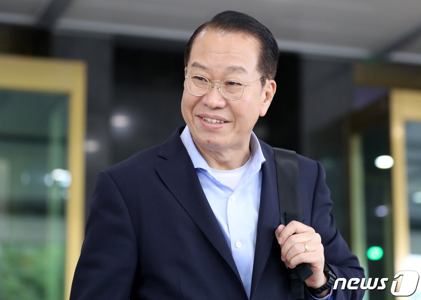 본문 이미지 - 권영세 통일부 장관이 24일 오후 서울 종로구 정부서울청사에서 퇴근 하고 있다.  2023.7.24/뉴스1 ⓒ News1 장수영 기자