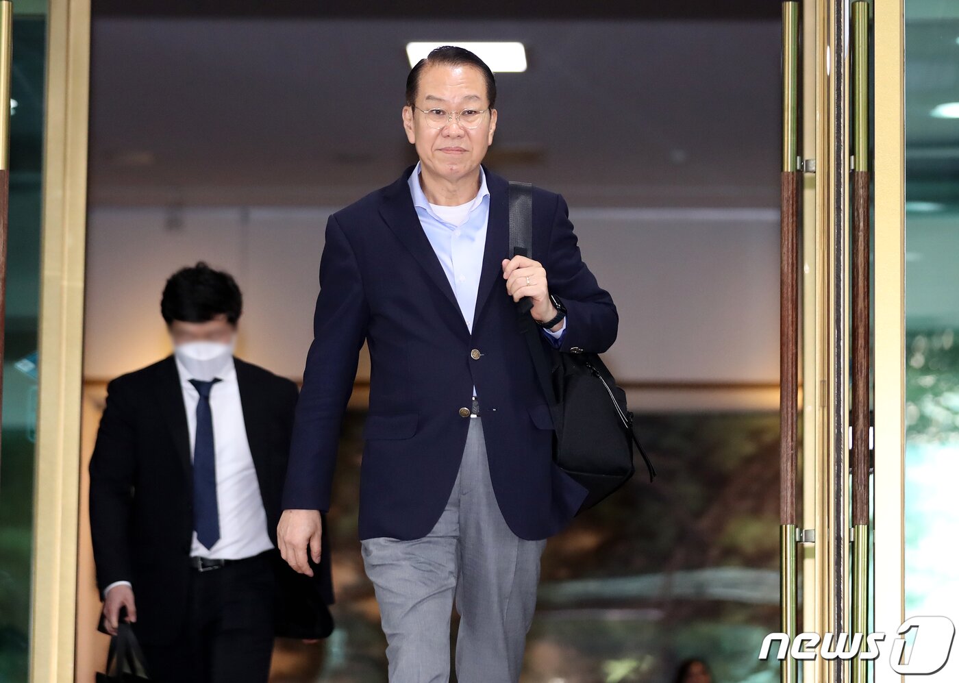 본문 이미지 - 권영세 통일부 장관이 24일 오후 서울 종로구 정부서울청사에서 퇴근하고 있다. 2023.7.24/뉴스1 ⓒ News1 장수영 기자