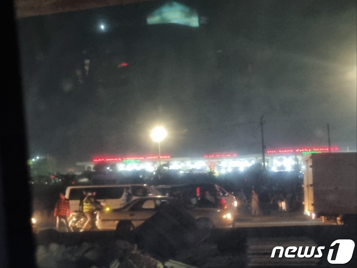 본문 이미지 - 방글라데시 다카 하즈랏 샤잘랄 국제공항(HSIA) 2터미널을 현지 시간으로 저녁 8시쯤 빠져나오자 도로는 아수라장으로 심각한 교통체증을 겪고 있었다. 2023. 7. 16/뉴스1 ⓒ News1 최서윤 기자