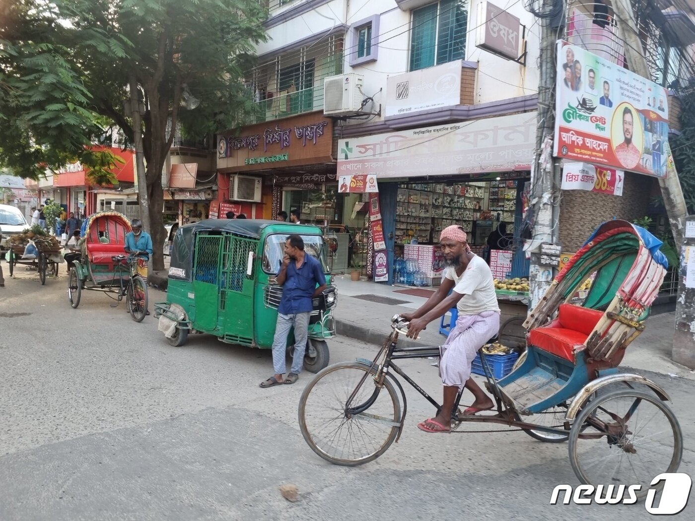 본문 이미지 - 방글라데시 다카 거리에는 '릭샤' 등 인력거와 자전거, 오토바이를 개조한 간이 형태의 이동수단이 많이 보이는데 교통 체증의 원인이 되기도 한다. 2023. 7. 17/뉴스1 ⓒ News1 최서윤 기자