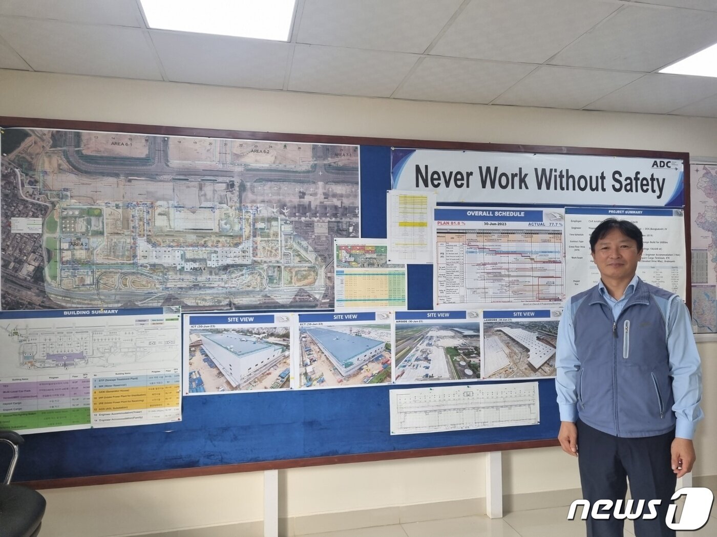 본문 이미지 - 방글라데시 다카 하즈랏 샤잘랄 국제공항(HSIA) 공사 현장 총 책임(PD)을 맡고 있는 강경주 상무가 <뉴스1>과 인터뷰한 건 이번이 두 번째다. 그는 2015년 5월 당시 말레이시아 최고층 주상복합 스타레지던스 프로젝트 현장소장으로서 인터뷰한 바 있다. 2023. 7. 17/뉴스1 ⓒ News1 최서윤 기자