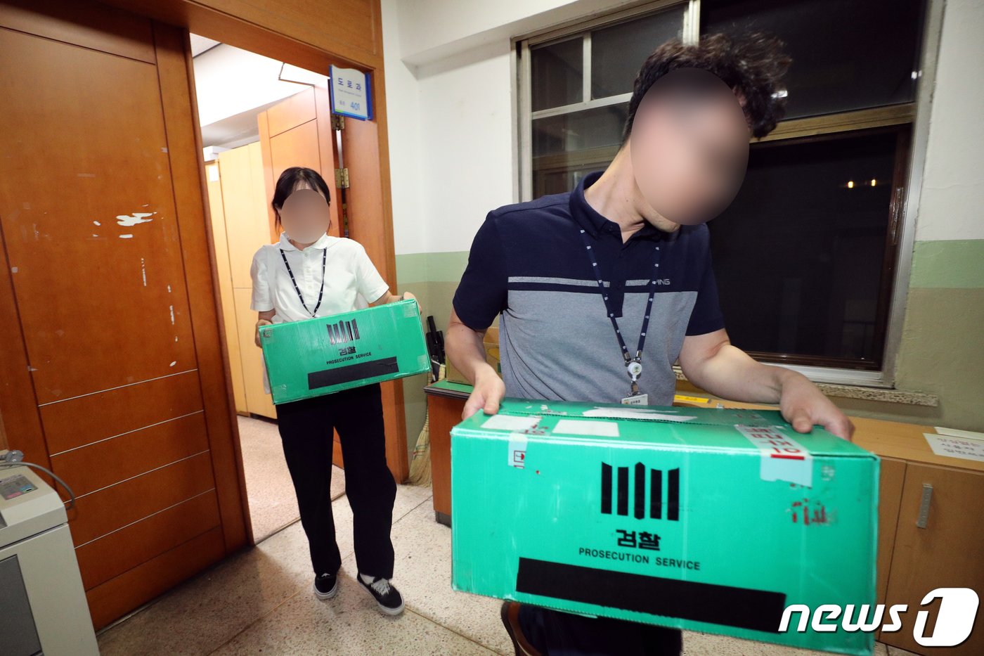 본문 이미지 - 검찰 오송참사 수사본부 관계자들이 24일 오후 충북도청 자연재난과 등을 압수수색한 뒤 압수품을 들고 도청을 빠져나가고 있다. 검찰은 이날 오송 지하차도 참사 관련 도청과 충북경찰청, 청주시청, 행복청 등 10곳을 압수수색했다. 2023.7.24/뉴스1 ⓒ News1 김용빈 기자