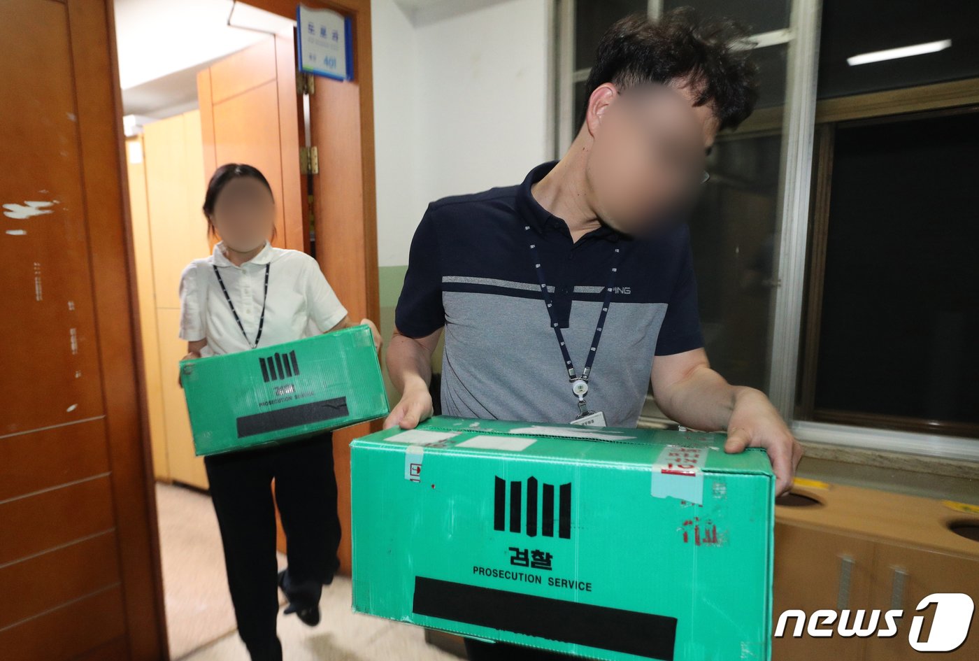 본문 이미지 - 검찰 오송참사 수사본부 관계자들이 작년 7월24일 오후 충북도청 자연재난과 등을 압수수색한 뒤 압수품을 들고 도청을 빠져나가고 있다. 2023.7.24/뉴스1 ⓒ News1 김용빈 기자