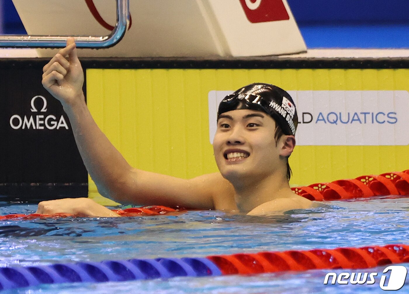 본문 이미지 - '대한민국 수영간판' 황선우가 24일 오후 일본 후쿠오카 마린 메세에서 열린 2023 세계수영선수권대회 남자부 자유형 200m 준결승에서 1위로 결승선을 통과한 뒤 세리머니하고 있다. 황선우는 이날 준결승 경기에서 1위를 차지해 결승진출을 확정지었다. 2023.7.24/뉴스1 ⓒ News1 구윤성 기자
