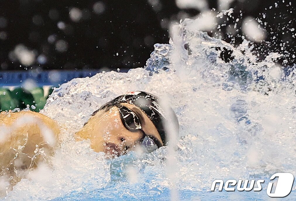 본문 이미지 - '대한민국 수영간판' 황선우가 24일 오후 일본 후쿠오카 마린 메세에서 열린 2023 세계수영선수권대회 남자부 자유형 200m 준결승에서 역영하고 있다. 2023.7.24/뉴스1 ⓒ News1 구윤성 기자