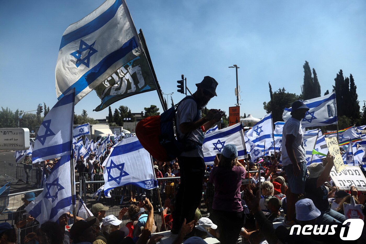 본문 이미지 - 24일(현지시간) 예루살렘에서 베냐민 네타냐후 이스라엘 총리와 우파 연정의 사법 개편안에 반대하는 시위대가 경찰과 대치 중이다. 2023.07.24/뉴스1 ⓒ 로이터=뉴스1 ⓒ News1 김민수 기자