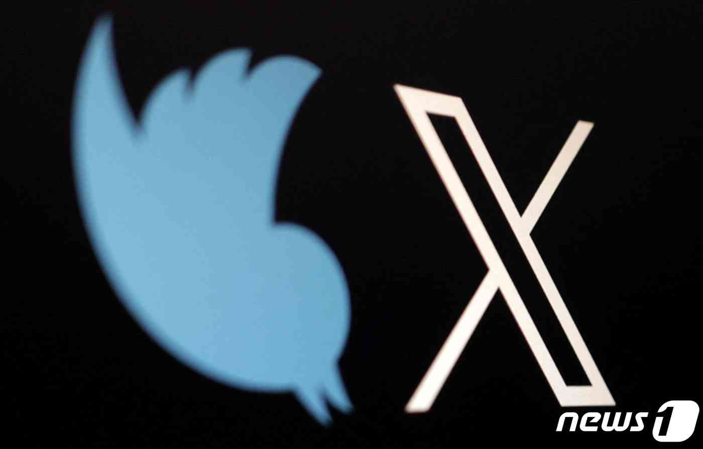 기존의 트위터 로고 파랑새와 새로 교체된 로고 'X'. 파랑새가 아래를 향하고 있다. © 로이터=뉴스1 © News1 박형기 기자