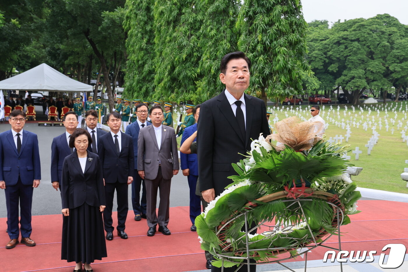 본문 이미지 -  24일(현지시간) 한국전 참전 기념비에 헌화하는 김진표 국회의장 내외와 순방대표단. (사진제공 = 국회)