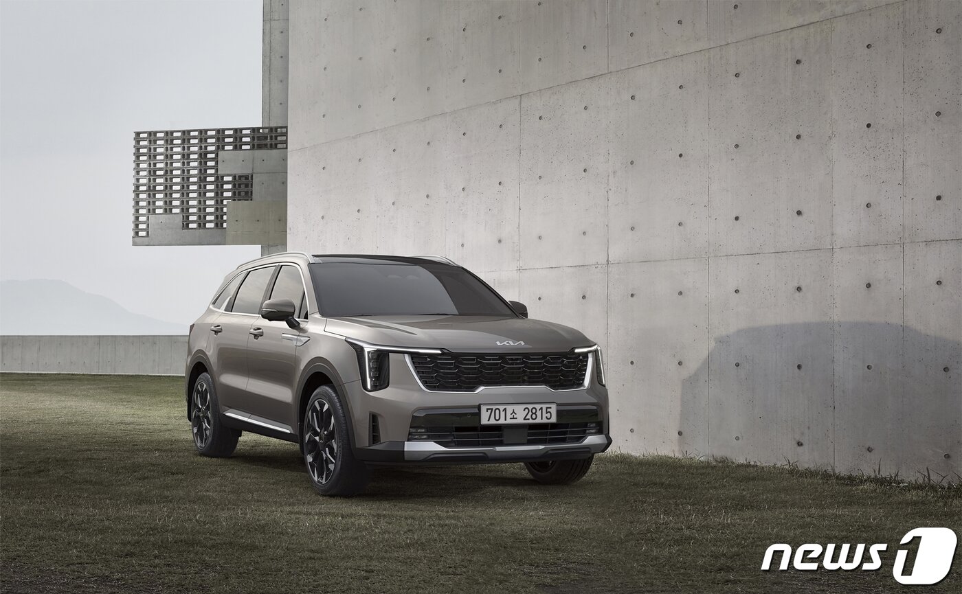 본문 이미지 - 기아가 4세대 쏘렌토의 상품성 개선 모델 ‘더 뉴 쏘렌토’의 디자인을 25일 공개했다.(기아 제공) 2023.7.25/뉴스1