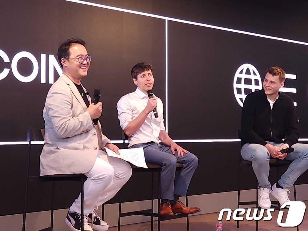 본문 이미지 - 지난달 10일 서울 강남구 해시드 오피스에서 진행된 '월드코인 밋업'에서 (왼쪽부터) 손재권 더밀크 대표, 샘 올트먼 오픈AI 대표, 알렉스 블라니아(Alex Blania) 월드코인 창립자가 대담을 나누는 모습.
