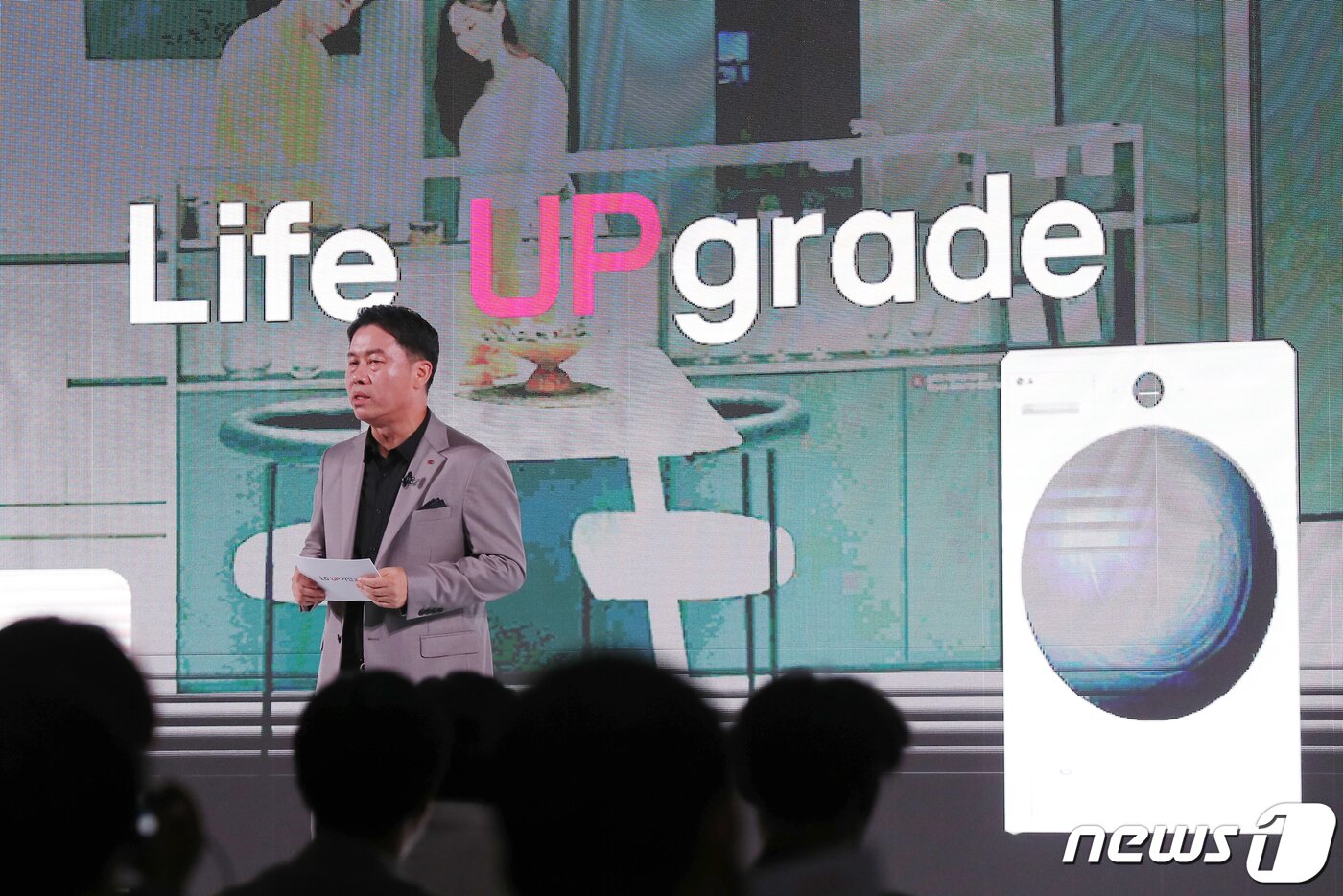 본문 이미지 - 류재철 LG전자 H&A사업본부장 사장이 25일 '업가전 2.0'에 대해 설명하고 있다. 2023.7.25/뉴스1 ⓒ News1 민경석 기자