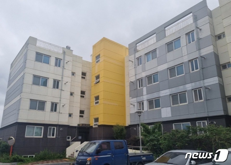 본문 이미지 - 신안 압해읍 동서리에 위치한 팰리스파크 연립주택 (신안군 제공)/뉴스1 ⓒ News1