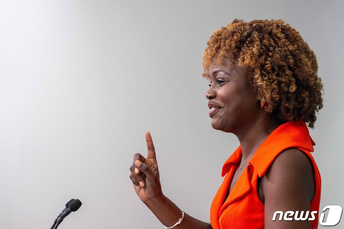 본문 이미지 - 카린 장-피에르 백악관 대변인이 지난 24일 (현지시간) 워싱턴 백악관 브래디 룸에서 브리핑 중 “최근 개봉한 영화 ‘바비’와 ‘오펜하이머’를 봤느냐”는 질문에 웃으면서 답변을 하고 있는 모습. 2023.7.25 ⓒ AFP=뉴스1 ⓒ News1 우동명 기자