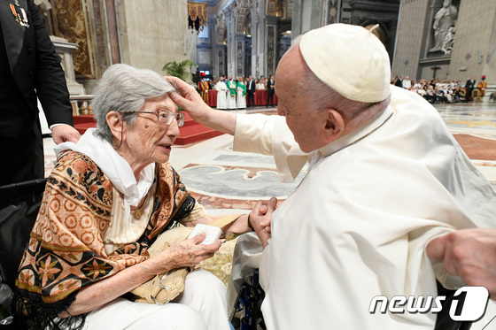 [포토] 노령의 여인과 마주앉은 프란치스코 교황