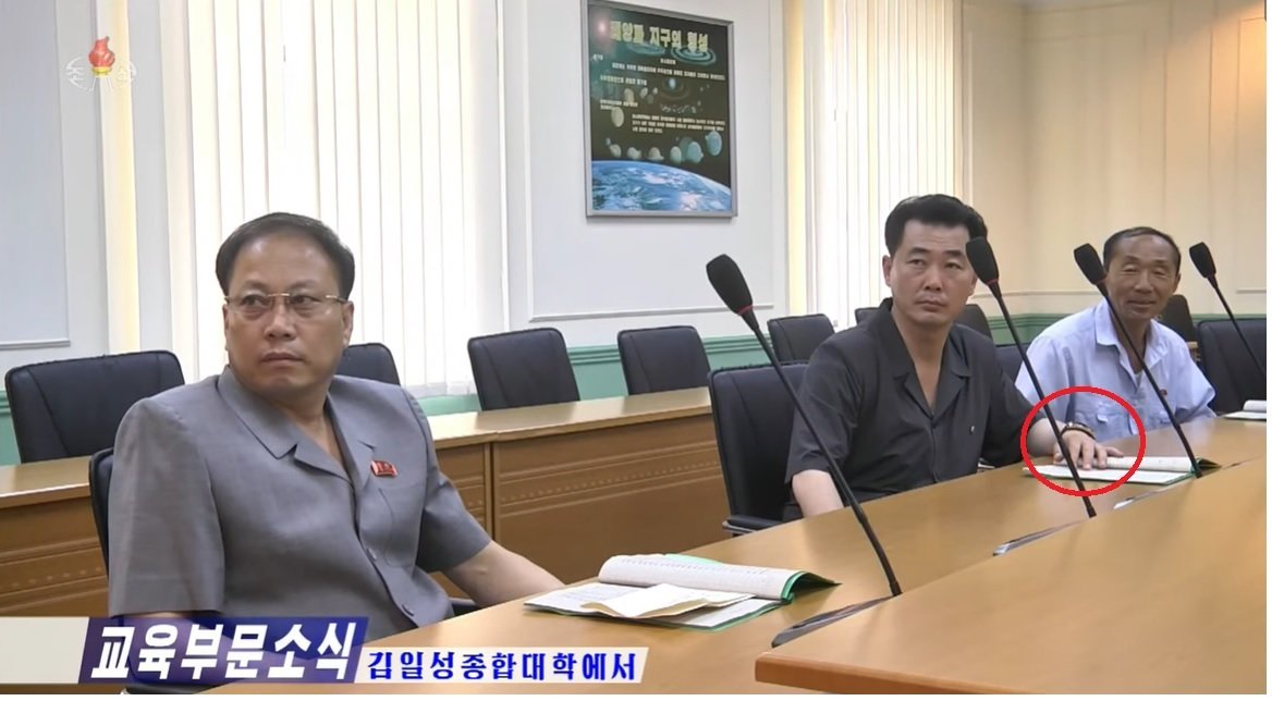본문 이미지 - 스마트밴드로 추정되는 기기를 착용한 북한 주민. (조선중앙TV 갈무리)