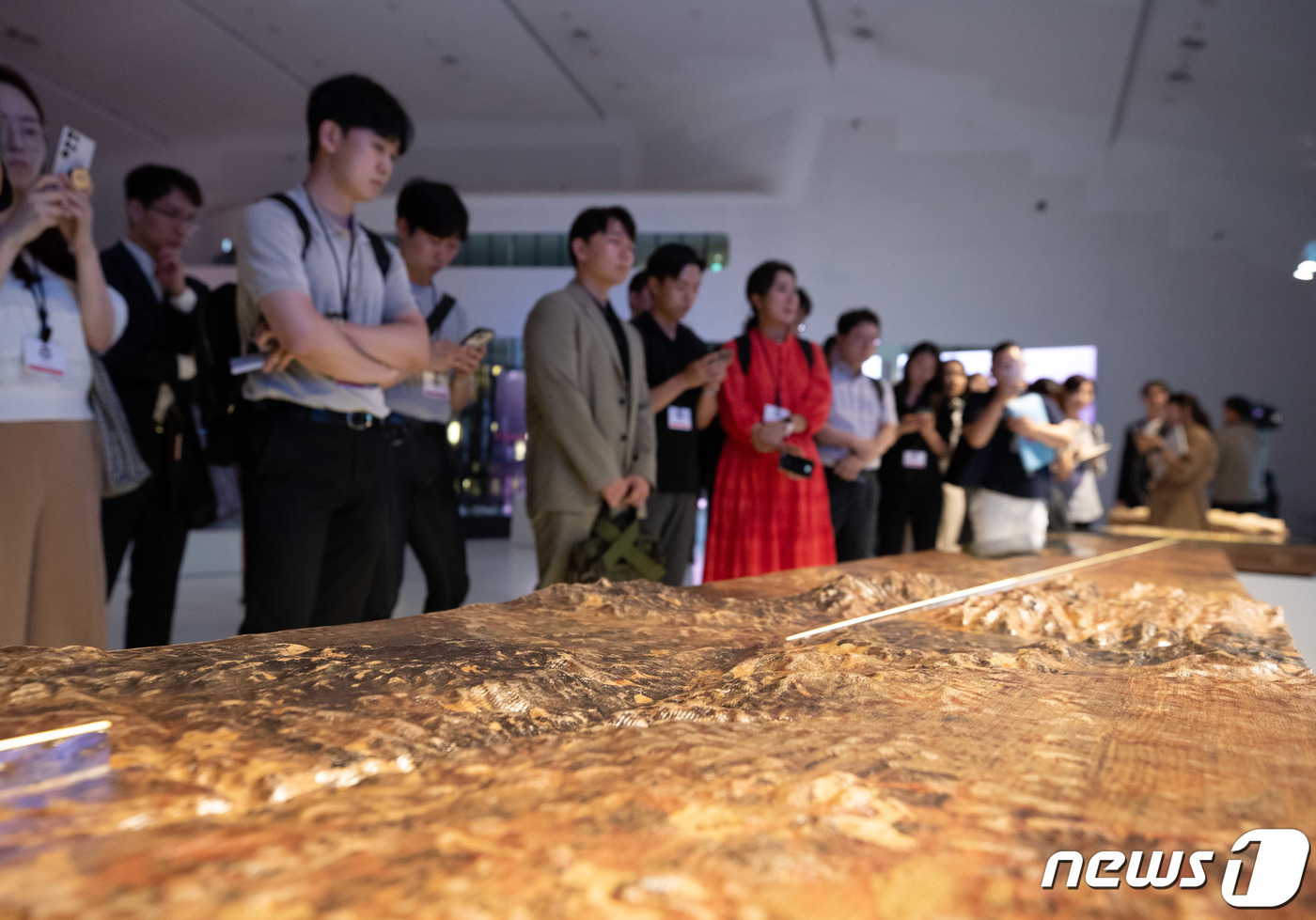 (서울=뉴스1) 이재명 기자 = 25일 서울 동대문구 동대문디자인플라자에서 열린 ‘네옴시티’ 전시회에서 취재진들이 타렉 캇두미 네옴 도시개발담당 임원의 설명을 듣고 있다.네옴시티는 …