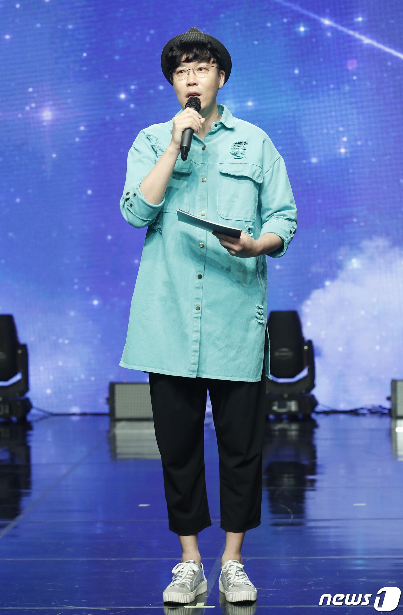 본문 이미지 - 개그맨 추대엽이 25일 서울 강남구 일지아트홀에서 열린 아일리원 두 번째 미니 앨범 '뉴 챕터(New Chapter)' 발매 기념 쇼케이스에서 진행을 하고 있다. ⓒ News1 권현진 기자