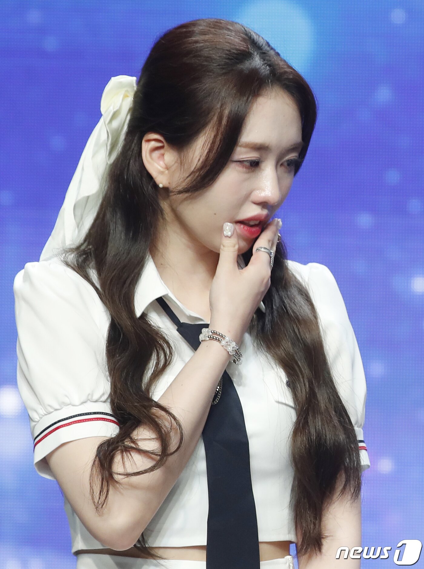 본문 이미지 - 그룹 아일리원(ILY:1)의 하나가 25일 서울 강남구 일지아트홀에서 가진 두 번째 미니 앨범 '뉴 챕터(New Chapter)' 발매 기념 쇼케이스에서 눈물을 흘리고 있다. ⓒ News1 권현진 기자