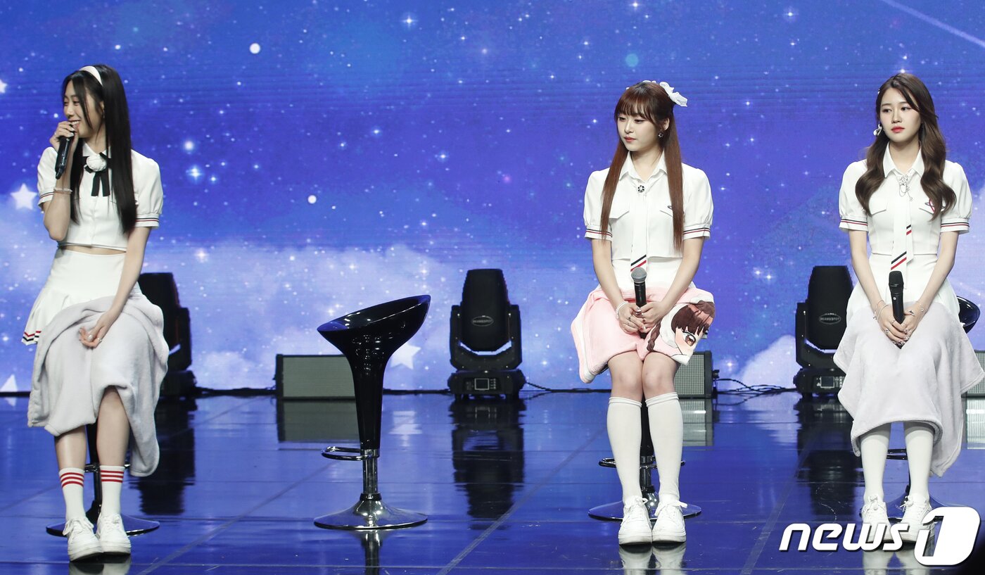 본문 이미지 - 25일 서울 강남구 일지아트홀에서 열린 두 번째 미니 앨범 '뉴 챕터(New Chapter)' 발매 기념 쇼케이스에서 아일리원의 하나가 갑자기 눈물을 보인 뒤 무대를 벗어나 그의 자리가 텅 비어 있다. ⓒ News1 권현진 기자