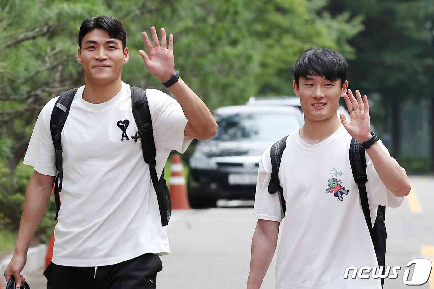 항저우 아시안게임 축구대표팀 박진섭(왼쪽)과 엄원상이 25일 오후 소집 훈련을 위해 경기도 파주 축구국가대표트레이닝센터(NFC)로 들어서고 있다. 2023.7.25/뉴스1 © News1 민경석 기자