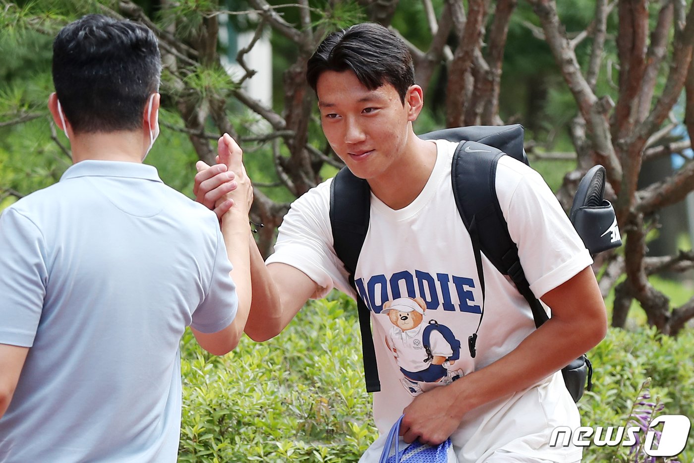 본문 이미지 - 항저우 아시안게임 축구대표팀 이한범이 25일 오후 소집 훈련을 위해 경기도 파주 축구국가대표트레이닝센터(NFC)로 들어서고 있다. 2023.7.25/뉴스1 ⓒ News1 민경석 기자