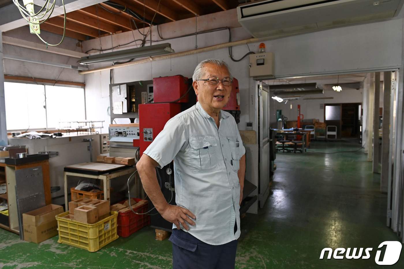 본문 이미지 - 6월 20일 일본 지바현 야치마타시에서 기계공장 'J&A 사쿠라'의 경영자 키요시 하시모토가 공장 내의 설비를 소개하고 있다. 2023.06.20/ ⓒ AFP=뉴스1 ⓒ News1 윤주영 기자