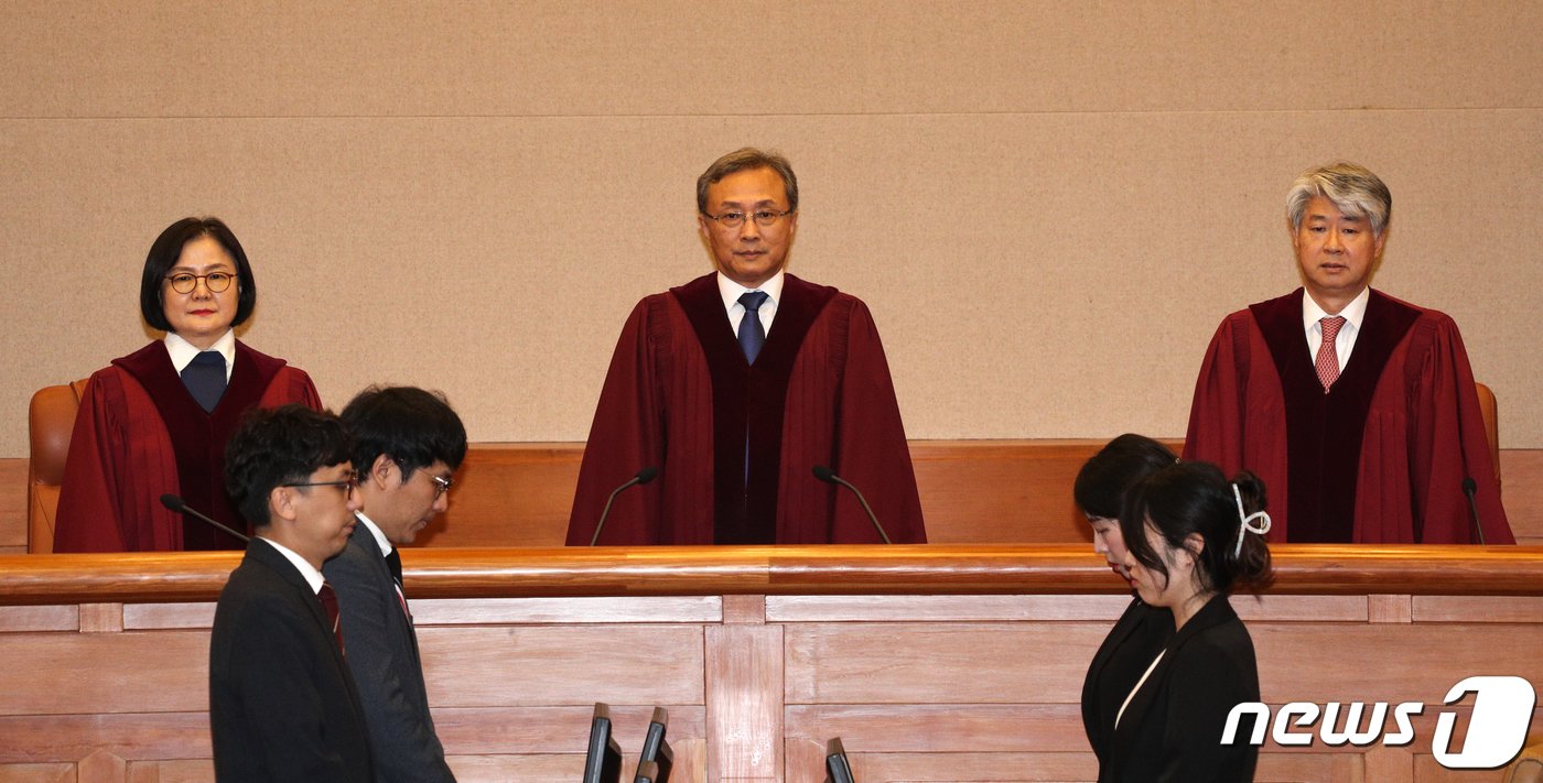 본문 이미지 - 유남석 헌법재판소장과 재판관들이 25일 서울 종로구 헌법재판소 대심판정에서 이태원 참사 부실 대응 관련 이상민 행정안전부 장관에 대한 탄핵 심판 선고에 참석해 있다. 이날 헌재는 재판관 전원일치 의견으로 기각 결정을 내렸다. (공동취재) 2023.7.25/뉴스1 ⓒ News1 신웅수 기자