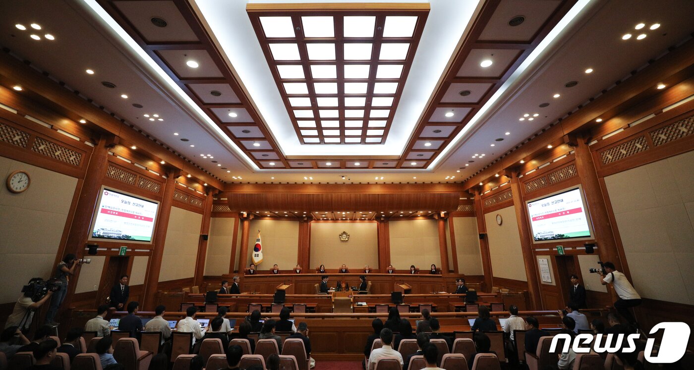 본문 이미지 - 유남석 헌법재판소장과 재판관들이 25일 서울 종로구 헌법재판소 대심판정에서 이태원 참사 부실 대응 관련 이상민 행정안전부 장관에 대한 탄핵 심판 선고를 위해 자리에 앉아 있다. 이날 헌재는 재판관 전원일치 의견으로 기각 결정을 내렸다. (공동취재) 2023.7.25/뉴스1 ⓒ News1 신웅수 기자