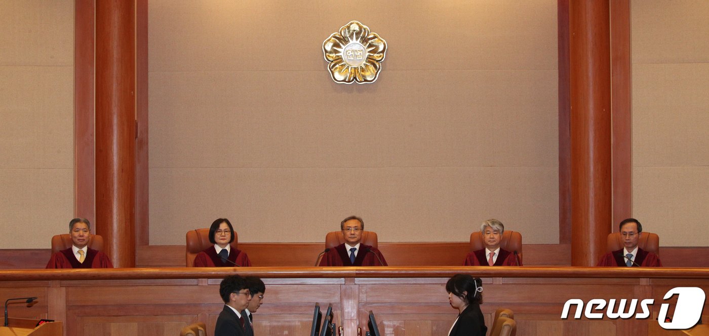 본문 이미지 - 유남석 헌법재판소장과 재판관들이 25일 서울 종로구 헌법재판소 대심판정에서 이태원 참사 부실 대응 관련 이상민 행정안전부 장관에 대한 탄핵 심판 선고를 위해 자리에 앉아 있다. (공동취재) 2023.7.25/뉴스1 ⓒ News1 신웅수 기자