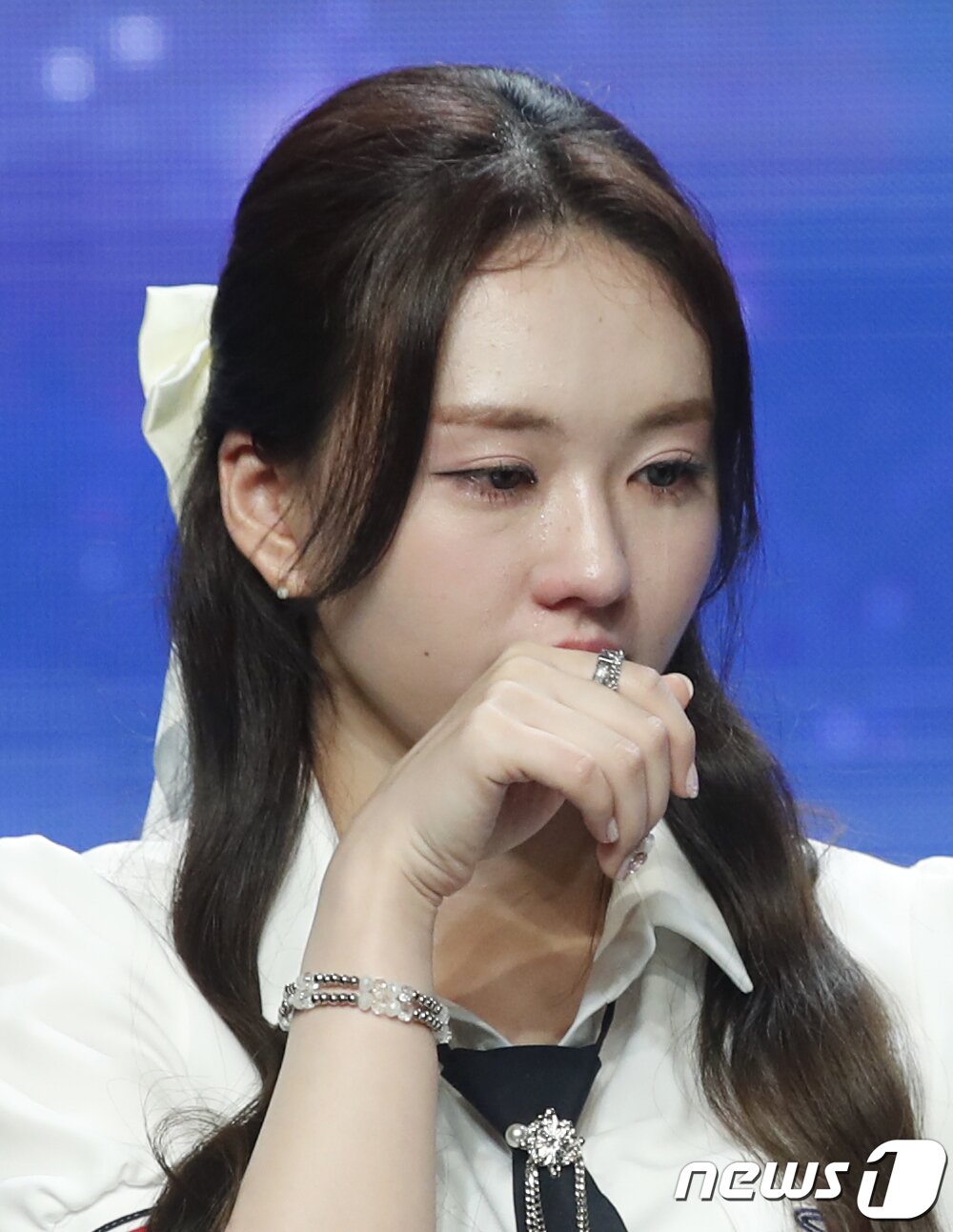 본문 이미지 - 그룹 아일리원(ILY:1)의 하나가 25일 서울 강남구 일지아트홀에서 가진 두 번째 미니 앨범 '뉴 챕터(New Chapter)' 발매 기념 쇼케이스에서 눈물을 흘리고 있다. ⓒ News1 권현진 기자